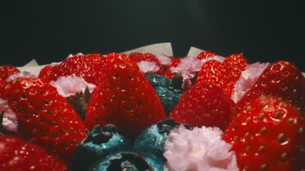 Makroaufnahme Von Frischen Blaubeeren Und Erdbeeren — Stockvideo