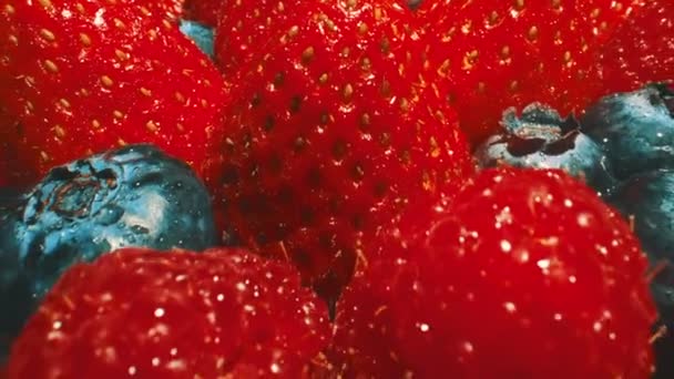 Komposisi Raspberry Blueberry Dan Strawberry — Stok Video