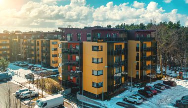 Kuzey Tallinn 'de ormandaki yeni modern mahalle.