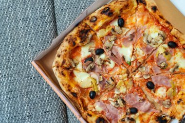 Pizza kapriciosa. Jambonlu pizza, zeytin, mantar ve enginar..