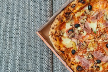 Pizza kapriciosa. Jambonlu pizza, zeytin, mantar ve enginar..