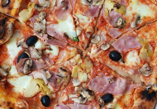 Pizza Capricciosa Pizza Mit Schinken Oliven Pilzen Und Artischocken — Stockfoto