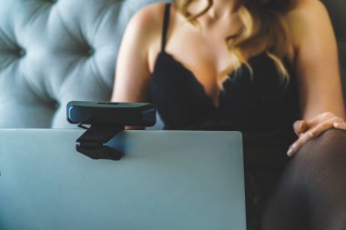 Web kamerası modeli olarak çalışan baştan çıkarıcı kadın.