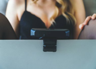 Web kamerası modeli olarak çalışan baştan çıkarıcı kadın.