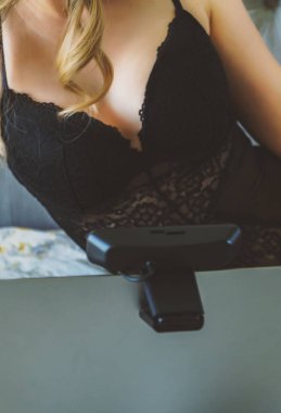 Web kamerası modeli olarak çalışan baştan çıkarıcı kadın.