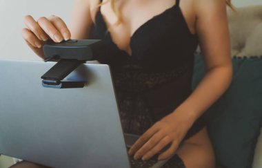 Web kamerası modeli olarak çalışan baştan çıkarıcı kadın.