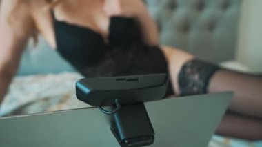 Web kamerası modeli olarak çalışan baştan çıkarıcı kadın.