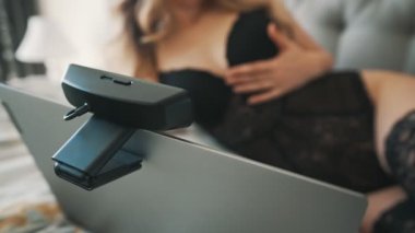 Web kamerası modeli olarak çalışan baştan çıkarıcı kadın.