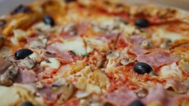 Pizza kapriciosa. Jambonlu pizza, zeytin, mantar ve enginar..