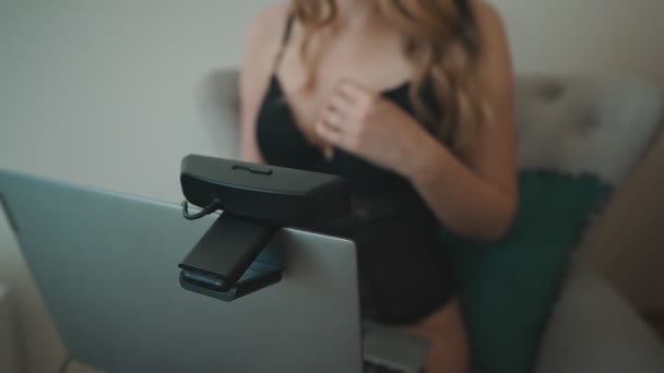 Mujer Seductora Trabajando Como Modelo Webcam — Vídeo de stock