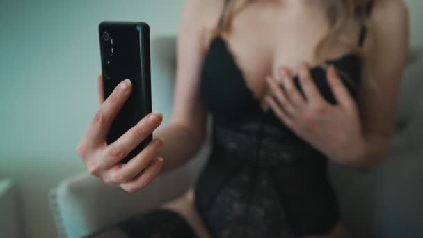 Kvinna Underkläder Gör Selfie Smartphone — Stockvideo