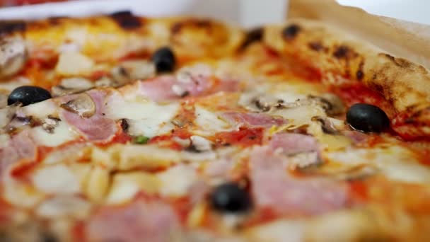 Pizza Capricciosa Pizza Com Presunto Azeitonas Cogumelos Alcachofras — Vídeo de Stock