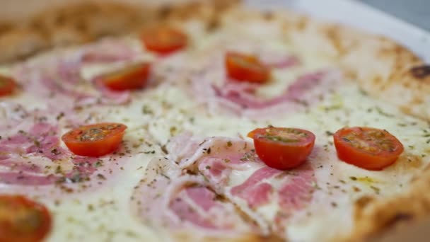 Pizza Met Ham Kerstomaten — Stockvideo