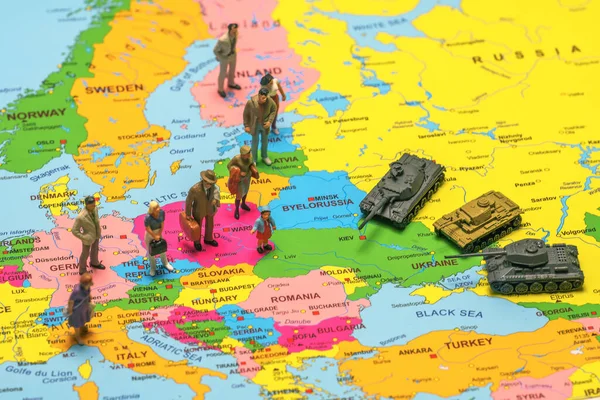 Figurine Persone Sulla Mappa Dell Europa Rifugiati Ucraini Nei Paesi — Foto Stock