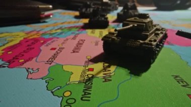Haritada oyuncak tankları var. NATO ve Rusya arasındaki çatışma kavramı.
