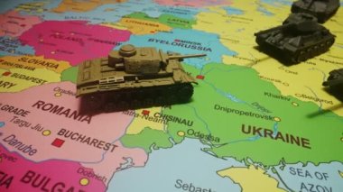 Haritada oyuncak tankları var. Ukrayna 'da askeri operasyonlar.