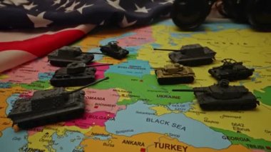 Haritada oyuncak tankları var. NATO ve Rusya arasındaki çatışma kavramı.