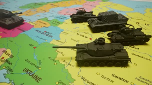 マップ上のおもちゃのタンク Natoとロシアの対立の概念 — ストック動画