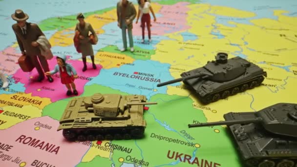 Figurines Personnes Sur Carte Europe Réfugiés Ukrainiens Dans Les Pays — Video