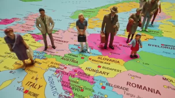 Figurine Persone Sulla Mappa Dell Europa Rifugiati Ucraini Nei Paesi — Video Stock