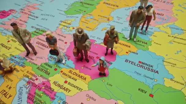 Avrupa Haritasındaki Insan Figürleri Avrupa Ülkelerindeki Ukraynalı Mülteciler — Stok video