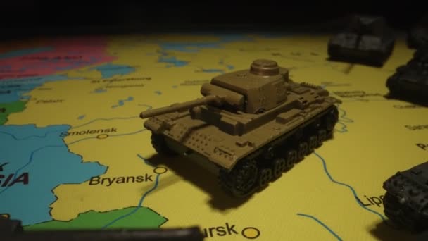 地图上的玩具坦克乌克兰境内的军事行动 — 图库视频影像