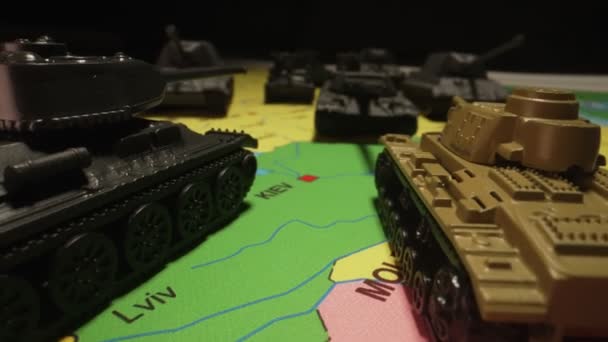 マップ上のおもちゃのタンク ウクライナでの軍事作戦 — ストック動画