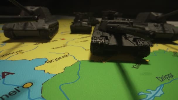 Spielzeugpanzer Auf Der Karte Militäroperationen Der Ukraine — Stockvideo