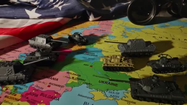地图上的玩具坦克北约与俄罗斯之间对抗的概念 — 图库视频影像