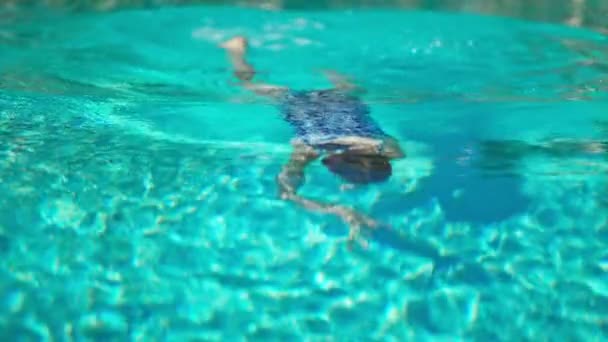 Happy Girl Duikt Onder Water Het Zwembad Vakantieconcept — Stockvideo