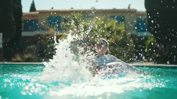 Frau Genießt Ihren Urlaub Schwimmbad — Stockvideo