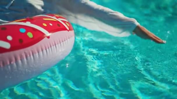 Mujer Flota Anillo Inflable Piscina Concepto Vacaciones Verano — Vídeo de stock