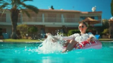 Kadının onu tatil yüzme havuzunda.