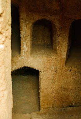 Necropolis 'teki yeraltı mezarları. Kıbrıs 'ın Paphos kentindeki Kralların Mezarları.