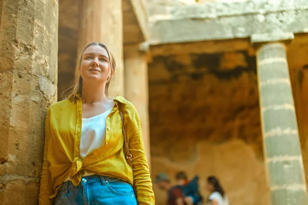 Žena Navštěvující Hrobky Králů Paphosu — Stock fotografie