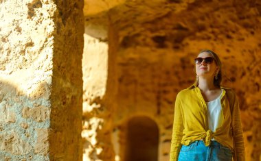 Paphos 'taki Kralların Mezarlarını Ziyaret Eden Kadın.
