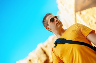 Paphos 'taki kralların mezarlarını ziyaret eden bir adam..