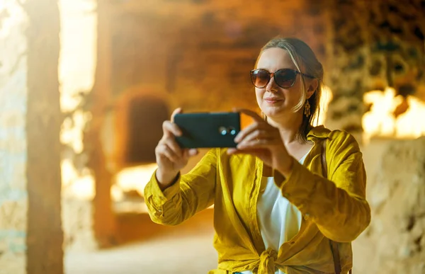 Mujer Visitando Tumbas Los Reyes Paphos —  Fotos de Stock