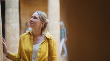 Kadın bir turist grubuyla gezintiye çıktı..