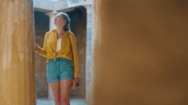 Paphos 'taki Kralların Mezarlarını Ziyaret Eden Kadın.