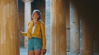 Paphos 'taki Kralların Mezarlarını Ziyaret Eden Kadın.