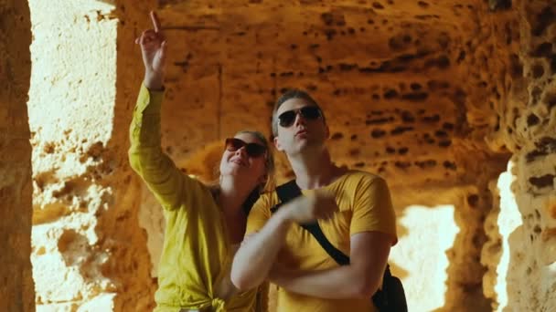 Couple Visitant Les Tombes Des Rois Paphos — Video