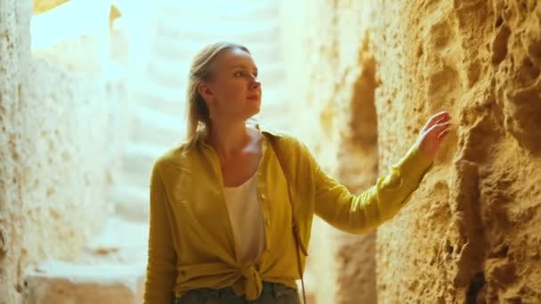女性は古代の地下都市を訪れる — ストック動画