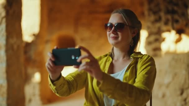 Kobieta Kręcąca Film Przez Smartfona Wycieczce — Wideo stockowe