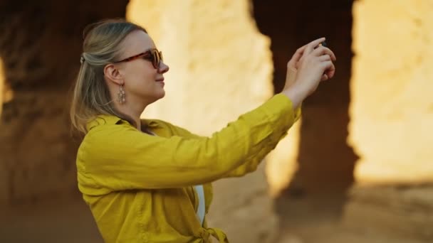 Mujer Filmando Vídeo Través Smartphone Excursión — Vídeos de Stock
