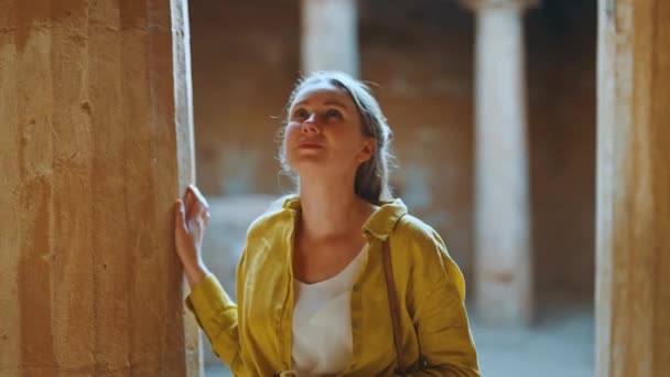 Vrouw Bezoekt Graven Van Koningen Paphos — Stockvideo