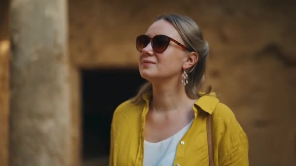 Mulher Visitando Túmulos Dos Reis Paphos — Vídeo de Stock