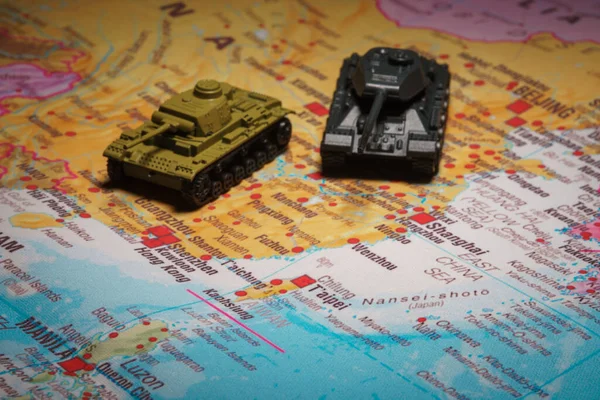 Haritada Oyuncak Tankları Var Çin Tayvan Arasındaki Anlaşmazlık — Stok fotoğraf