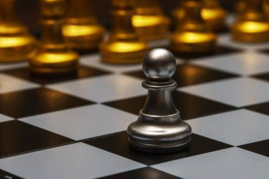 Satranç tahtası oyunu. Tahtadaki piyon figürü.