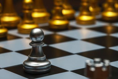 Satranç tahtası oyunu. Tahtadaki piyon figürü.